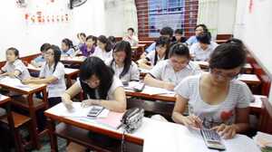 Thầy giáo tổ chức thi tại nhà riêng trong ngày nghỉ lễ