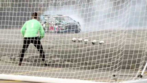 Cuộc so tài có một không hai của thần đồng bóng đá Neymar