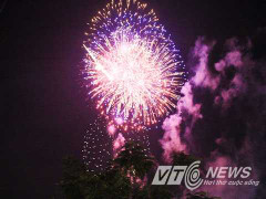 Pháo hoa rực trời bên hầm vượt sông Sài Gòn