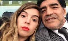 Xem Chelsea, Maradona hí hửng chụp ảnh 'tự sướng'