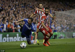 'Xe buýt màu xanh' tan nát, Mourinho lỡ dịp gặp Ronaldo