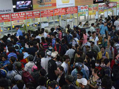 Vật vã chen nhau chịu cảnh 'chặt, chém' dịp lễ 30/4, 1/5