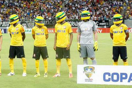 Kỳ lạ: 11 cầu thủ đội mũ bảo hiểm ra sân