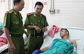 Khen thưởng một bảo vệ dũng cảm bắt cướp