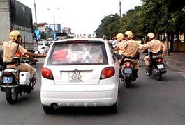 Tông vào xe CSGT, 2 thanh niên trọng thương