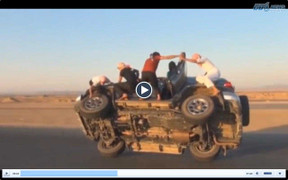 Choáng với clip thay lốp ôtô khi xe đang chạy