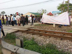 Băng qua đường ray, một phụ nữ bị tàu hỏa kéo lê 200m