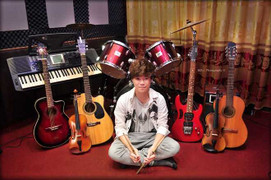 Thầy giáo 9X đa tài trẻ nhất Học viện Ngoại giao