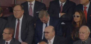 Man Utd thua xấu hổ, Sir Alex ngủ gật trên khán đài