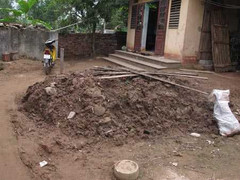 Chuyện lạ ở Hà Nội: Đào tung nhà để kiếm kho báu