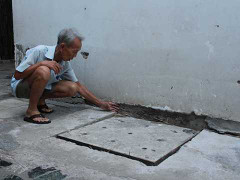 Chung cư tiền tỷ: Mùi hôi hám, nền nhà thấm nước