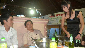 Thất nghiệp, cử nhân đi tiếp thị bia quán nhậu