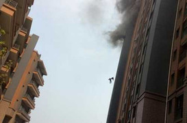 Hai lính cứu hỏa nắm tay nhau rơi từ tầng 13