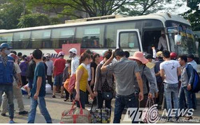 Ảnh: Vật vã trở lại thủ đô trong nắng nóng