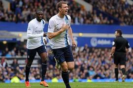 Dzeko lập cú đúp, Man City áp sát ngôi vương