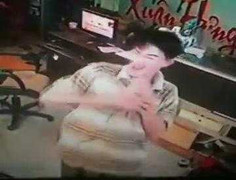 Clip: Sạc điện thoại bị giật điện ngã vật xuống sàn