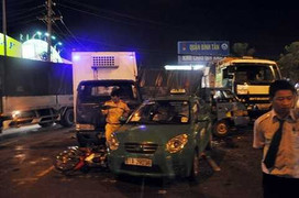 Xe đông lạnh tông thẳng xe tải, cuốn 2 xe máy vào gầm