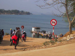 Phớt lờ biển cấm, tài xế và chủ bến phà giỡn mặt 'tử thần'