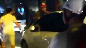 'Nữ quái' Hà Nội đánh chửi, hất cảnh sát lên nắp capô