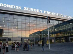 Ukraine dừng bay tới Donetsk, đường sắt gián đoạn