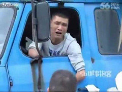 Thanh niên cụt tay khóc xin cảnh sát cho tiếp tục lái xe