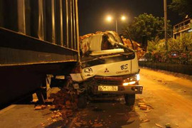 Phá cửa cứu người trong chiếc ô tô bẹp nát