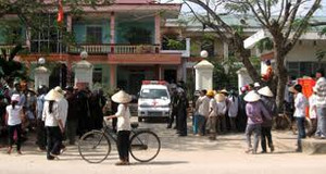 Rút ruột ngân sách để 'trả lại' tiền đã 'ăn chặn' của dân