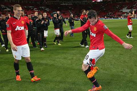 Van Persie tâng khăn, làm quà chia tay Vidic