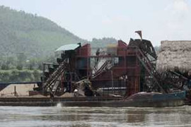 Tạm đình chỉ công ty khai thác cát, sỏi lòng sông Bứa