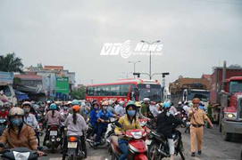 'Hung thần' đâm gãy cột điện, Quốc lộ 5 tê liệt hàng giờ