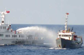 Clip: Tàu hải cảnh TQ phun vòi rồng vào tàu Kiểm ngư VN