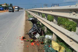 Sang đường bất cẩn, một phụ nữ bị tàu hỏa tông, kéo lê 50 m