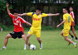 Văn Quyến phô diễn kỹ thuật trước đàn em U19