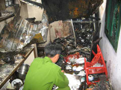 Cả trăm người hoảng loạn rời quán cà phê bốc cháy