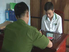 Sắm súng nhựa, hú còi ụ, đóng giả cảnh sát đại náo phố phường