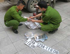 Hà Nội: Triệt phá 'nhà máy' dập biển số 'đẹp, độc, lạ'