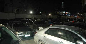 Bị bảo vệ 'cấm cửa', dân vây tòa nhà Mipec Tower