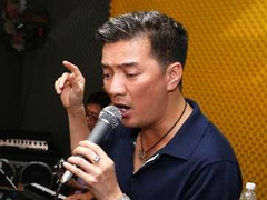 Mr Đàm miệt mài tập nhạc cùng Elvis Phương