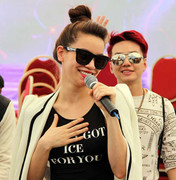 Hà Hồ đẹp rạng ngời bên trai trẻ