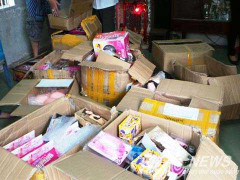 Bắt cặp vợ chồng Trung Quốc bán 'đồ mây mưa' giả ở Sài Gòn