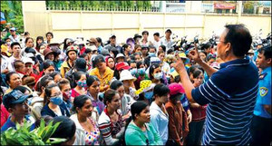 Xúc động người trả 2,5 tỷ cho 400 công nhân bị chủ xù nợ