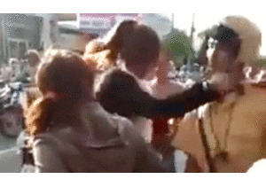 Bênh bạn trai, cô gái đánh CSGT, đại náo trụ sở công an