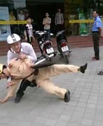 Clip cảnh sát giao thông bị quật ngã, hành hung trên phố