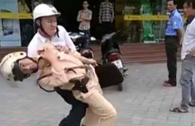 Làm thủ tục khởi tố hình sự kẻ tấn công CSGT