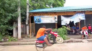 'Quái xế' mập ú bốc đầu xe, ngã lăn trên đường