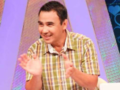 Quyền Linh trổ tài đàn hát trên sân khấu