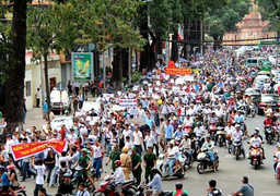 Clip: Hàng ngàn người TP.HCM xuống đường phản đối TQ