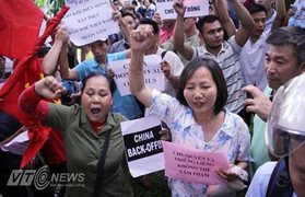 Clip: Hàng ngàn người Hà Nội xuống đường phản đối Trung Quốc