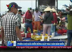 Clip: Phiên chợ đặc biệt giữa Biển Đông của ngư dân bám biển