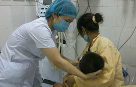 Câu chuyện cảm động về điều dưỡng cứu sống bệnh nhi sởi